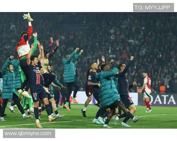 曼城在欧冠小组赛中表现出色，横扫对手跻身晋级行列