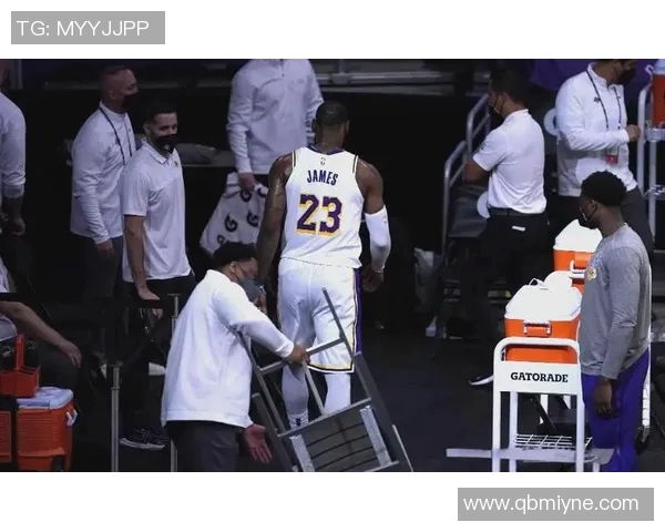 湖人遭受连败困扰,詹姆斯表示需加强防守与团队配合共同应对挑战 湖人遭受连败困扰,詹姆斯表示需加强防守与团队配合共同应对挑战